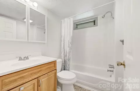 Bath - 438 Loop Rd, Hendersonville, NC 28792 photo 1 of 1