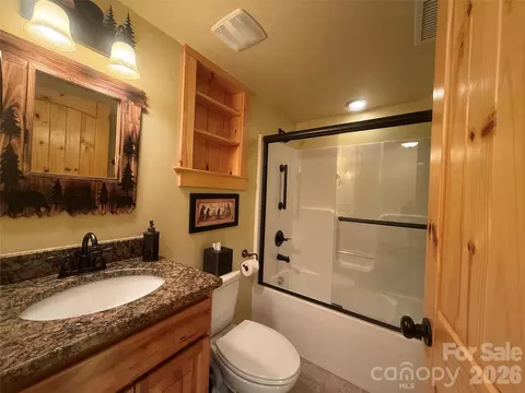 Bath - 476 Double Eagle Dr, Nebo, NC 28761 photo 3 of 3