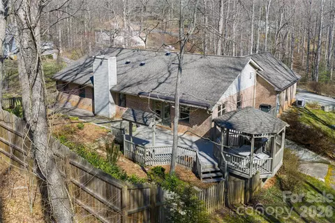 106 Oak Hollow Ct, Asheville, NC 28805