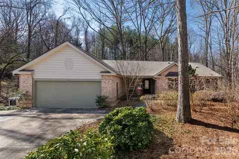 106 Oak Hollow Ct, Asheville, NC 28805