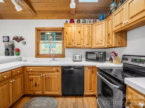Kitchen - 780 Rixhaven Dr, Saluda, NC 28773 photo 2 of 3