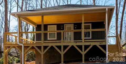 137 E Arbutus Trl, Hendersonville, NC 28792