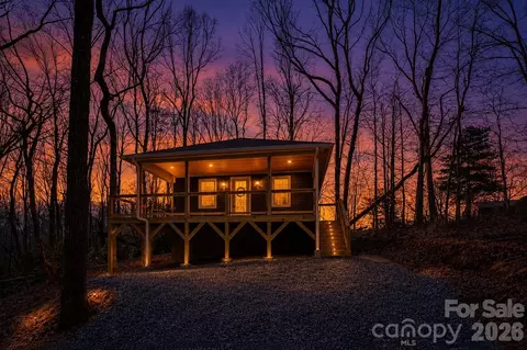 137 E Arbutus Trl, Hendersonville, NC 28792
