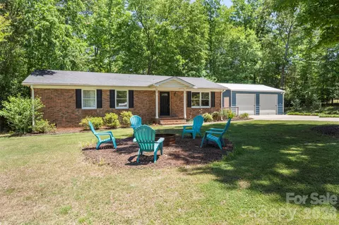 1122 Pine Knot Ct, Clover, SC 29710