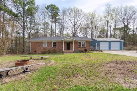 1122 Pine Knot Ct, Clover, SC 29710