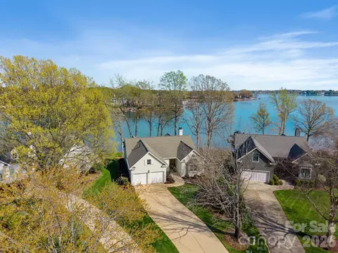 17723 Springwinds Dr, Cornelius, NC 28031 photo 2