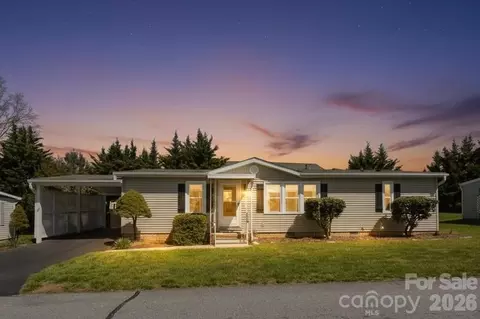 222 Cranbrook Cir, Hendersonville, NC 28792