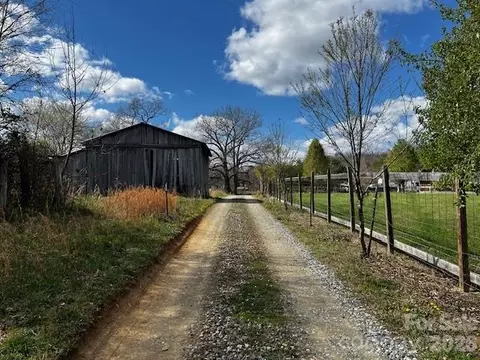 137 Cowboy Ln, Hot Springs, NC 28743
