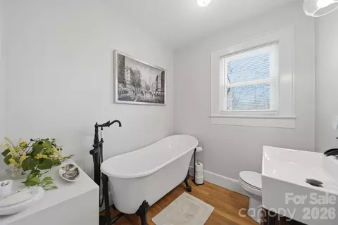 Bath - 203 8th Ne St NE, Conover, NC 28613 photo 4 of 5