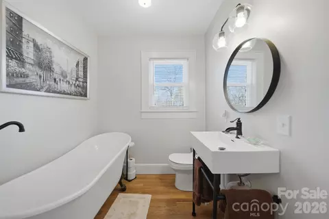 Bath - 203 8th Ne St NE, Conover, NC 28613 photo 5 of 5