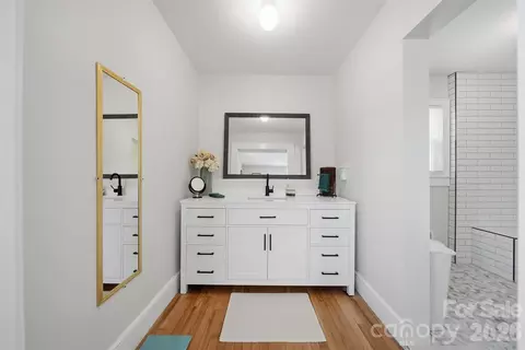 Bath - 203 8th Ne St NE, Conover, NC 28613 photo 3 of 5