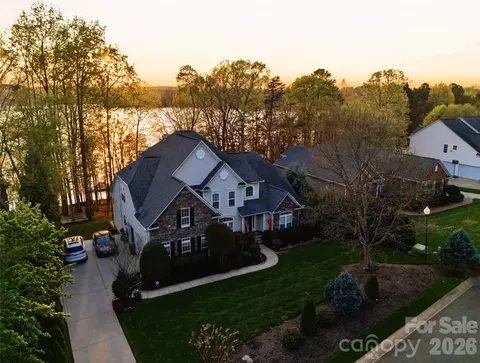 220 Woodwinds Dr, Mount Holly, NC 28120