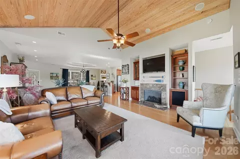 Living - 152 Bridge Pointe Ln, Hickory, NC 28601 photo 2 of 2