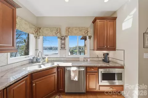 Kitchen - 152 Bridge Pointe Ln, Hickory, NC 28601 photo 4 of 6
