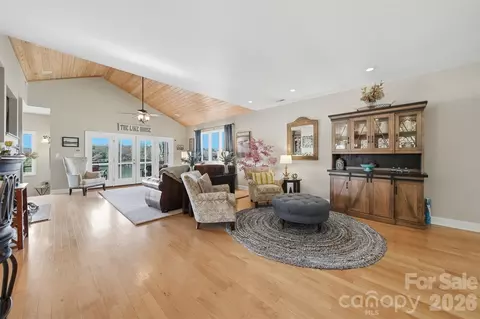 Living - 152 Bridge Pointe Ln, Hickory, NC 28601 photo 1 of 2