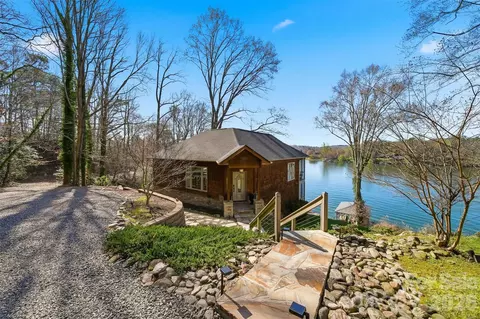 Exterior - 152 Bridge Pointe Ln, Hickory, NC 28601 photo 6 of 8