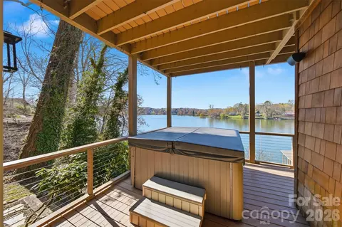 Exterior - 152 Bridge Pointe Ln, Hickory, NC 28601 photo 4 of 8