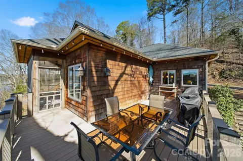 Exterior - 152 Bridge Pointe Ln, Hickory, NC 28601 photo 7 of 8