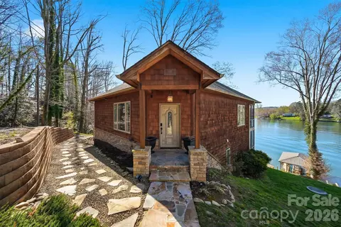 152 Bridge Pointe Ln, Hickory, NC 28601