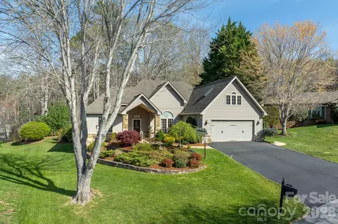 113 Fairway Knoll Dr, Hendersonville, NC 28739