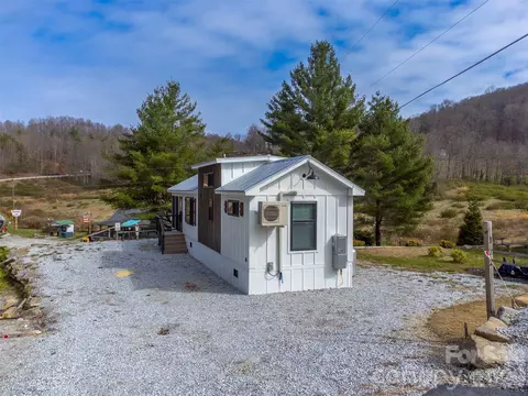 122 Mountain Breeze Rdg, Scaly Mountain, NC 28775