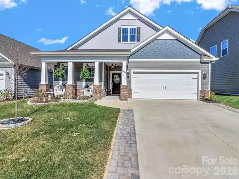 515 Fox Cove Rd, Hendersonville, NC 28792