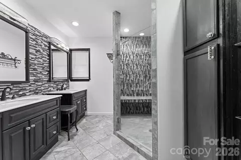 Bath - 44 Ellistone Ct, Sylva, NC 28779 photo 4 of 4