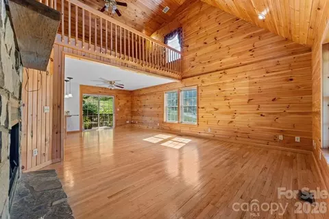 Living - 44 Ellistone Ct, Sylva, NC 28779 photo 2 of 5