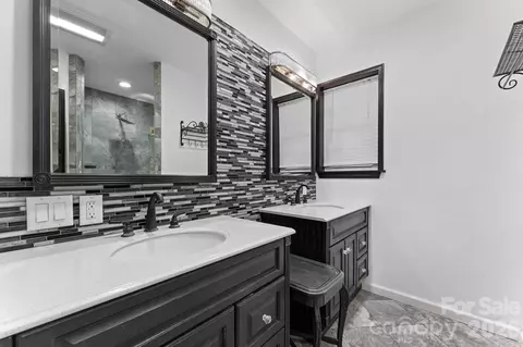 Bath - 44 Ellistone Ct, Sylva, NC 28779 photo 3 of 4
