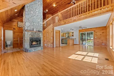Living - 44 Ellistone Ct, Sylva, NC 28779 photo 3 of 5