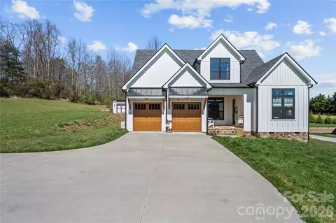122 Wintercress Dr, Mills River, NC 28759