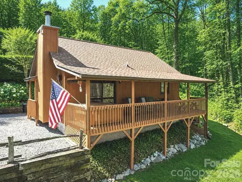 46 Stump Ln, Maggie Valley, NC 28751