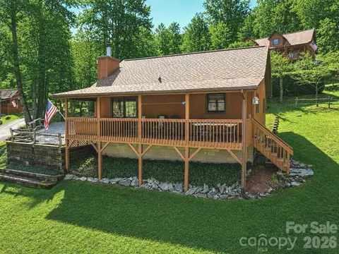 46 Stump Ln, Maggie Valley, NC 28751
