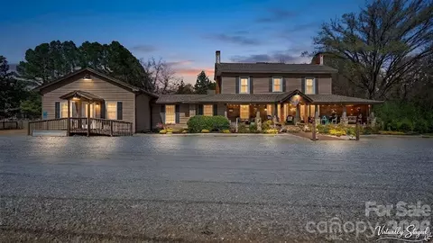 1307 Oakridge Farm Hwy, Mooresville, NC 28115