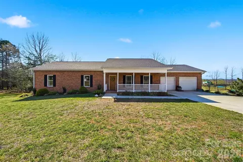 Exterior - 976 Amherst Rd, Morganton, NC 28655 photo 2 of 7