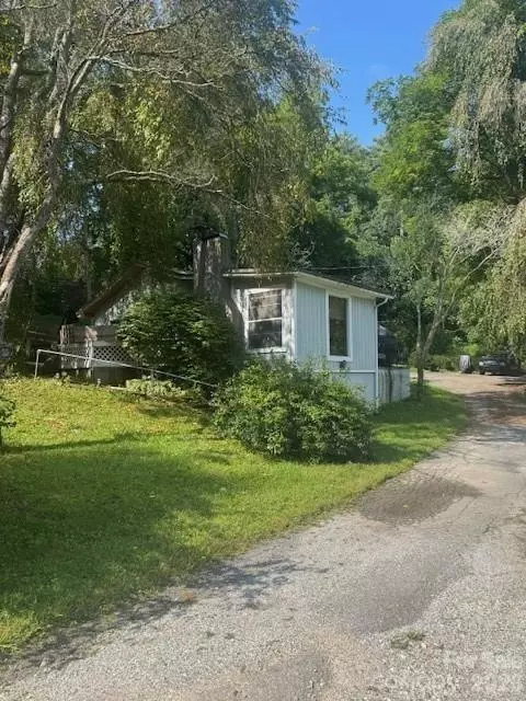 57 Twin Ponds Ln, Hendersonville, NC 28739