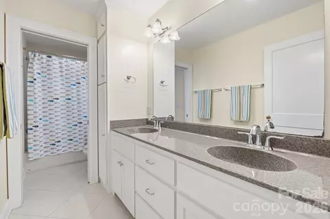 Bath - 551 7th Nw St NW, Hickory, NC 28601 photo 5 of 5
