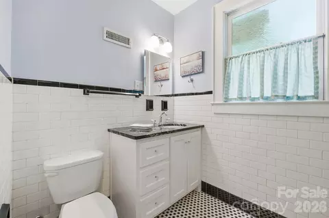Bath - 551 7th Nw St NW, Hickory, NC 28601 photo 2 of 5