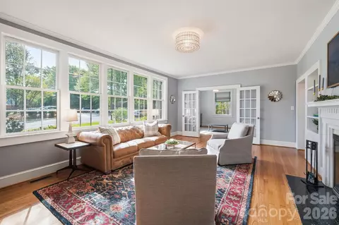 Living - 551 7th Nw St NW, Hickory, NC 28601 photo 1 of 4