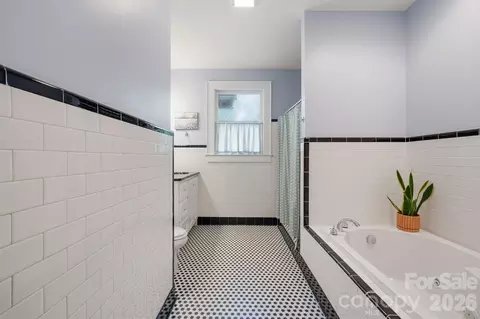 Bath - 551 7th Nw St NW, Hickory, NC 28601 photo 1 of 5