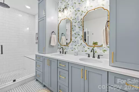 Bath - 551 7th Nw St NW, Hickory, NC 28601 photo 3 of 5
