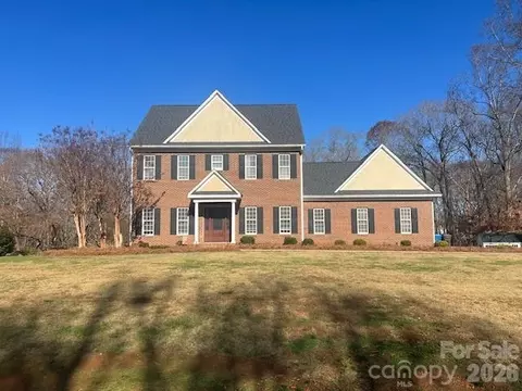 129 Walnut Ave, Yadkinville, NC 27055
