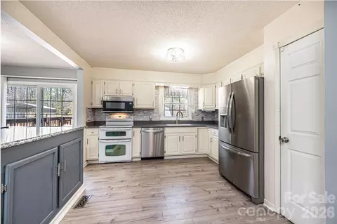 2681 Tumbleweed Dr, Lenoir, NC 28645