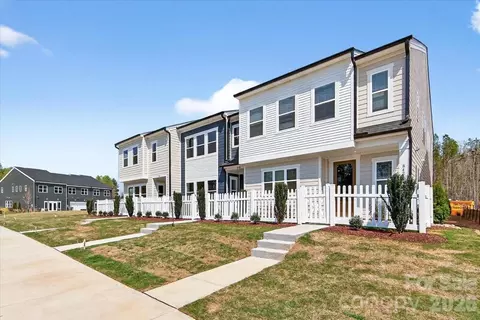 8426 Discovery Ln, Charlotte, NC 28216