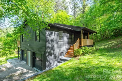 4 Smokey Mountain Dr, Swannanoa, NC 28778