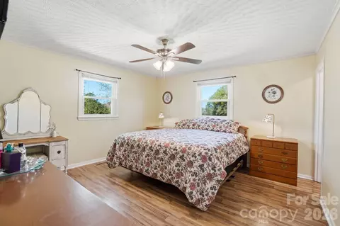 Bedroom - 2985 E Nc 10 Hwy, Conover, NC 28613 photo 1 of 9