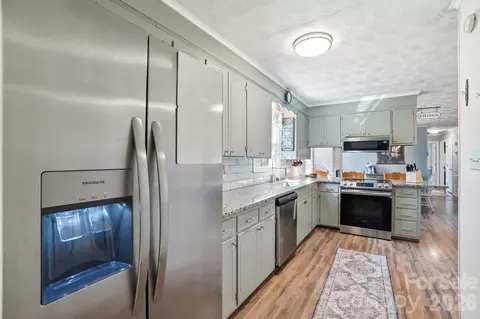 Kitchen - 2985 E Nc 10 Hwy, Conover, NC 28613 photo 2 of 5