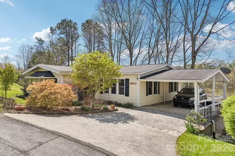200 Cranbrook Cir, Hendersonville, NC 28792
