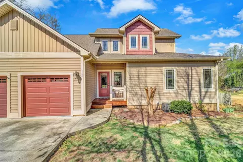 122 Craggy St, Black Mountain, NC 28711