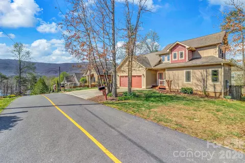 122 Craggy St, Black Mountain, NC 28711